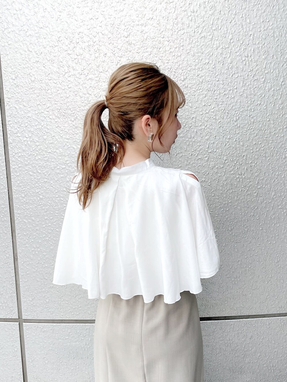 ホワイト系のシャツ/ブラウス、グリーン系のスカート、ホワイト系のパンプスを着用したレディースの春コーディネートの8枚目の写真