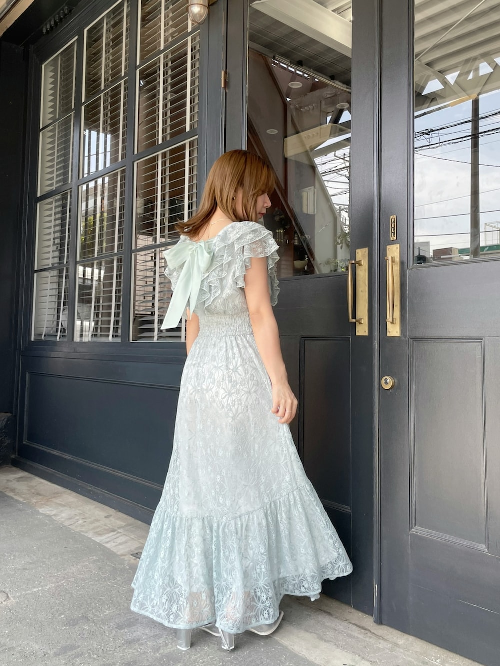 グリーン系のワンピース、シルバー系のローファーを着用したレディースの春コーディネートの3枚目の写真