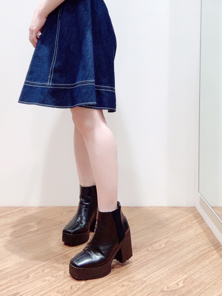 ベージュ系のサンダル、ブルー系のワンピース、ブラウン系のベルトを着用したレディースの春コーディネートの6枚目の写真