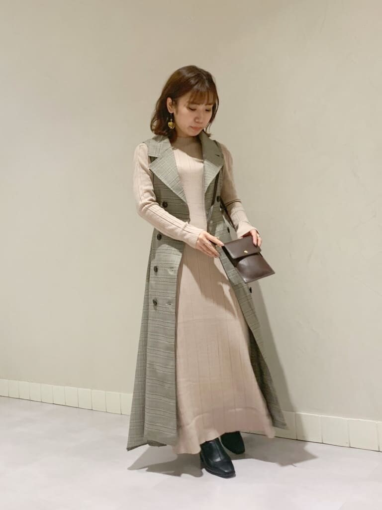 ベージュ系のワンピース、グレー系のワンピース、ブラック系のブーツを着用したレディースの秋コーディネートの4枚目の写真