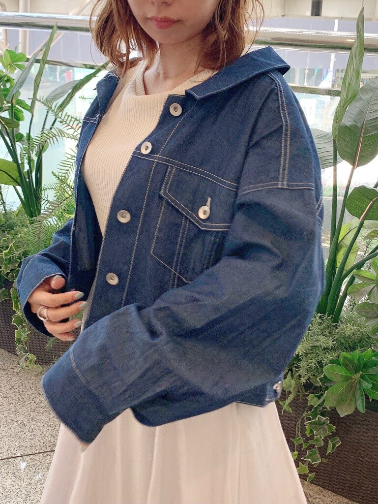 ブルー系のシャツ/ブラウス、グレー系のワンピース、その他のサンダルを着用したレディースの春コーディネートの3枚目の写真