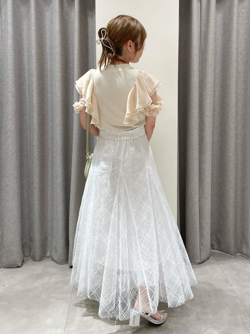 ベージュ系のTシャツ/カットソー、ホワイト系のスカート、シルバー系のパンプスを着用したレディースの夏コーディネートの3枚目の写真