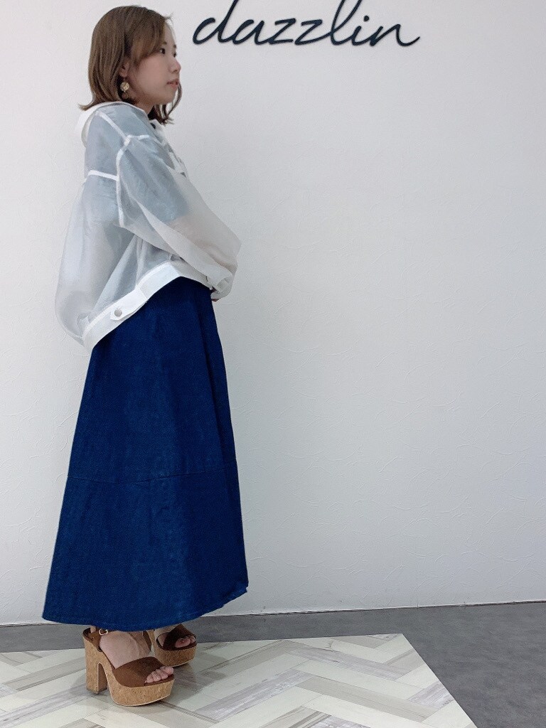 ホワイト系のブルゾン、ブルー系のワンピース、その他のサンダルを着用したレディースの春コーディネートの7枚目の写真