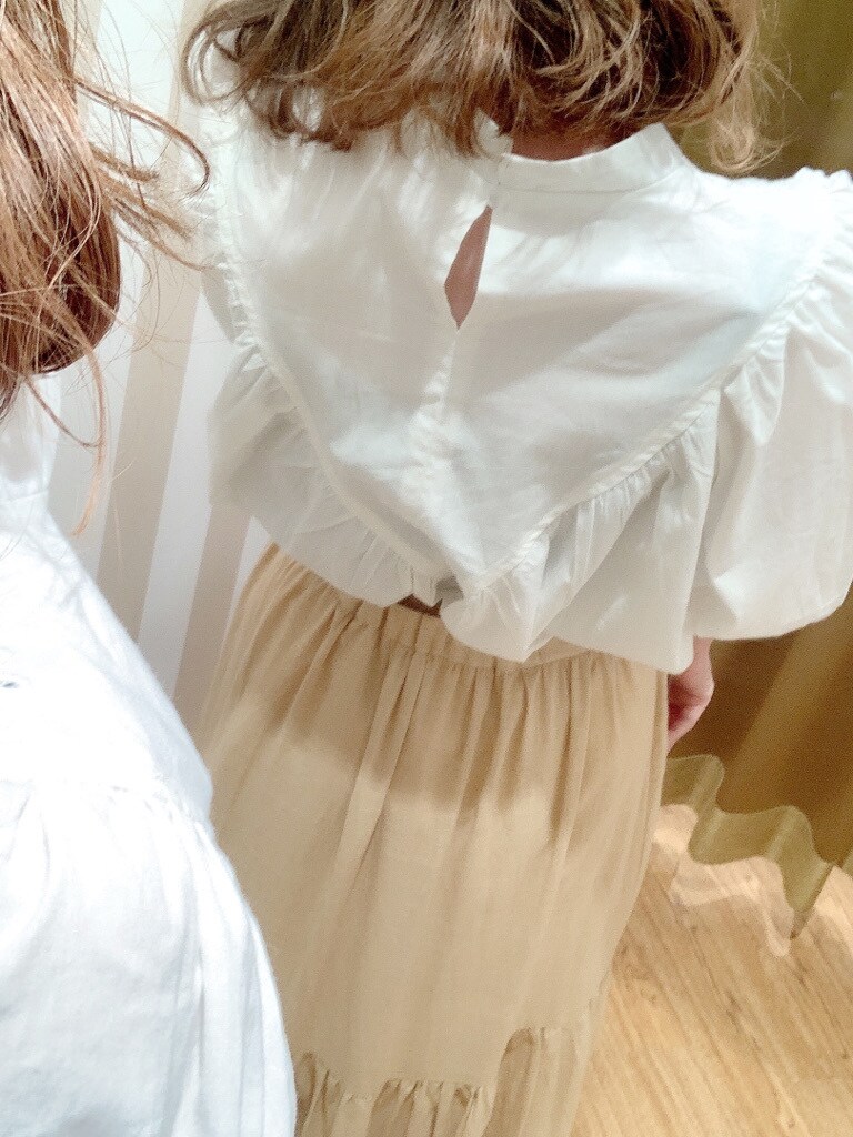 ホワイト系のシャツ/ブラウス、ベージュ系のスカート、その他のサンダルを着用したレディースの春コーディネートの8枚目の写真