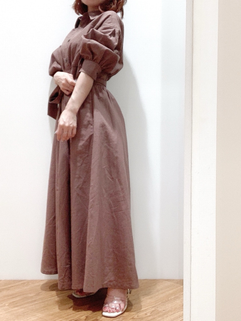 ブラウン系のワンピース、その他のサンダルを着用したレディースの夏コーディネートの2枚目の写真