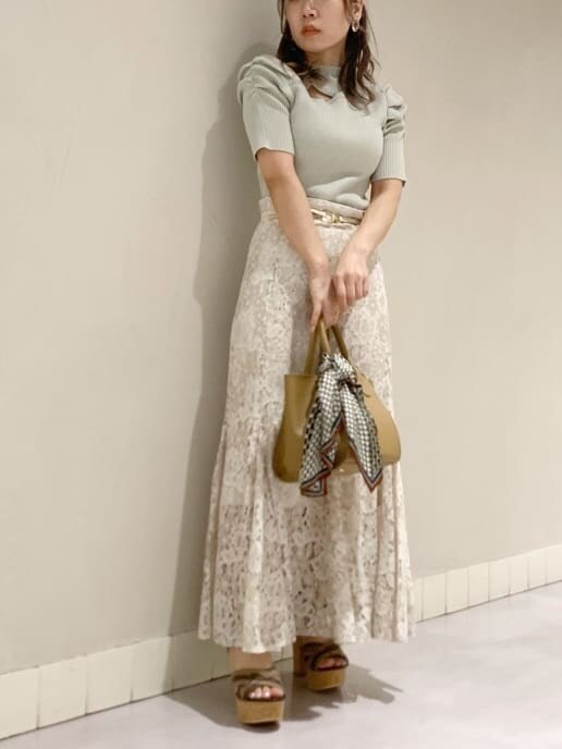 ベージュ系のハンドバッグ、その他のサンダル、グレー系のTシャツ/カットソーを着用したレディースの春コーディネートの8枚目の写真