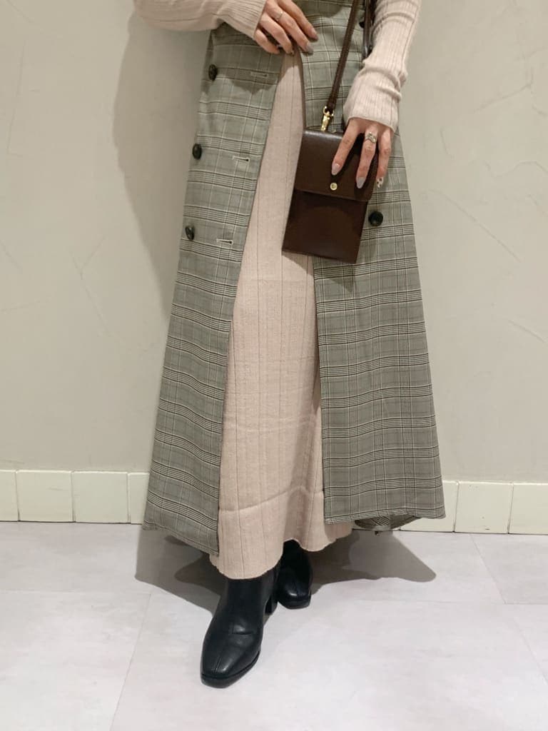 ベージュ系のワンピース、グレー系のワンピース、ブラック系のブーツを着用したレディースの秋コーディネートの8枚目の写真