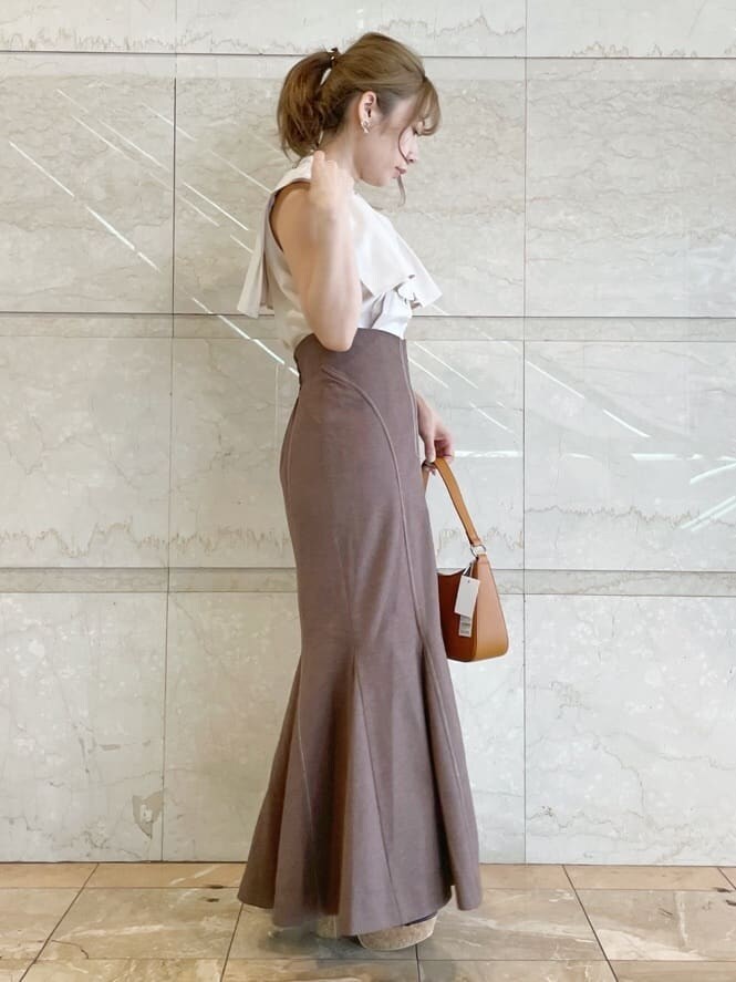 ベージュ系のシャツ/ブラウス、ブラウン系のスカート、ブラウン系のサンダルを着用したレディースの夏コーディネートの2枚目の写真