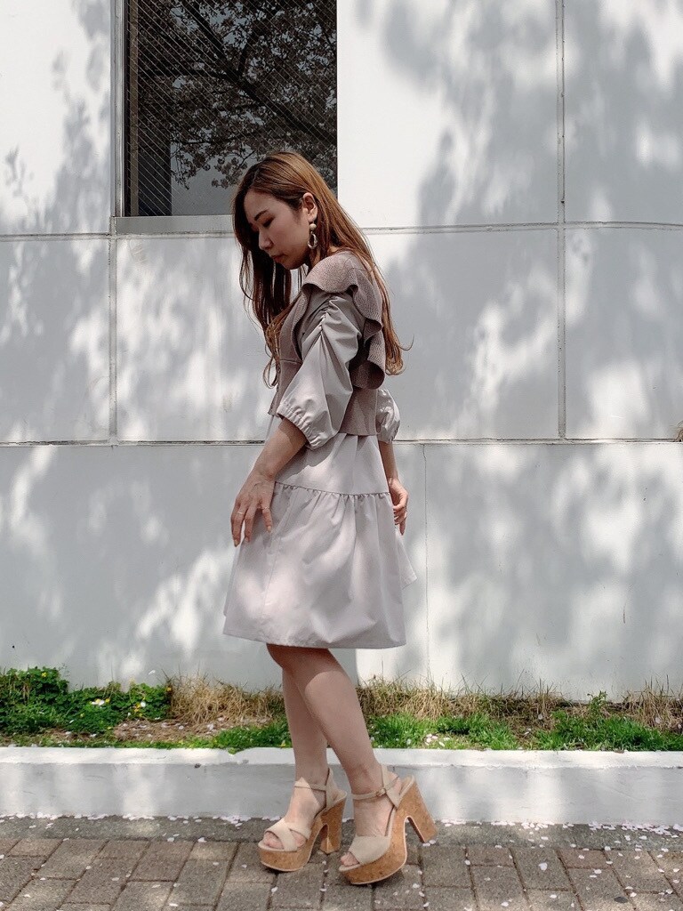 ベージュ系のサンダル、ベージュ系のチュニック、ベージュ系のベストを着用したレディースの春コーディネートの4枚目の写真