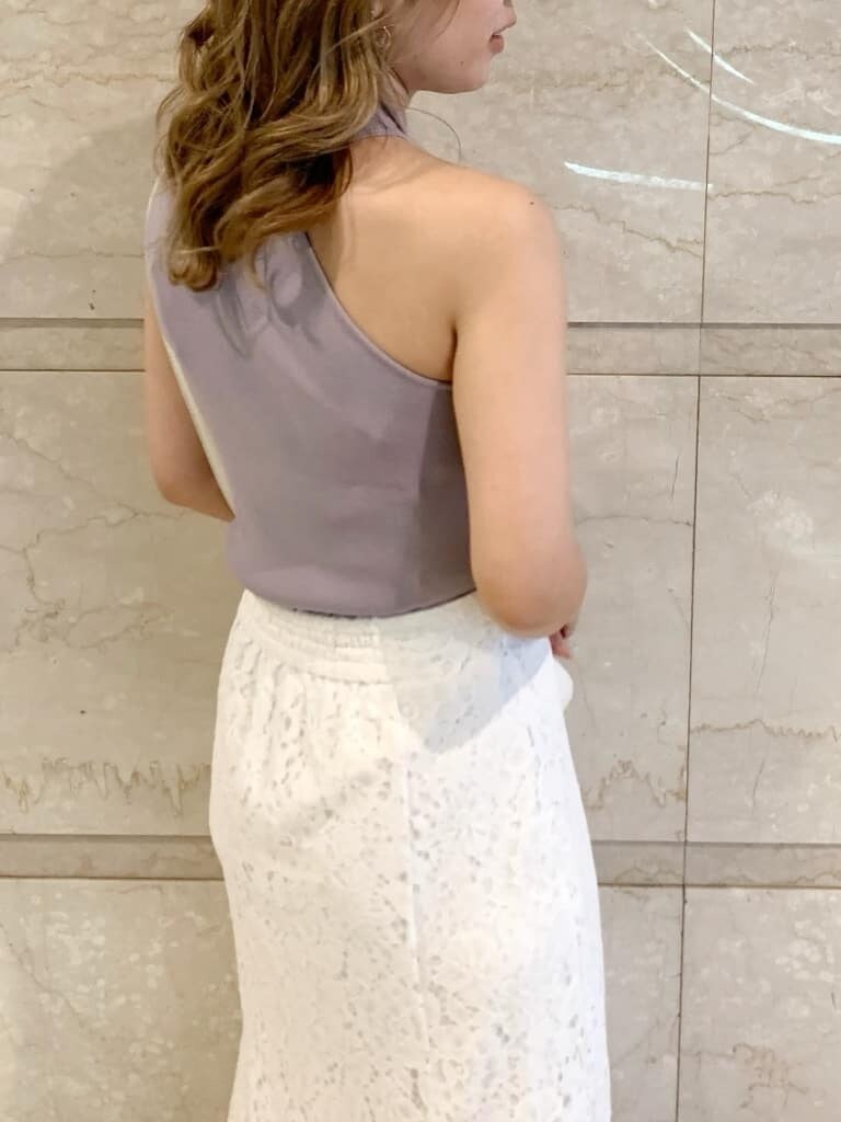 ブラウン系のサンダル、ベージュ系のサンダル、パープル系のニット/セーターを着用したレディースの春コーディネートの10枚目の写真