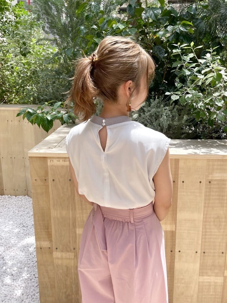 ブラウン系のハンドバッグ、その他のサンダル、ピンク系のその他パンツを着用したレディースの夏コーディネートの6枚目の写真