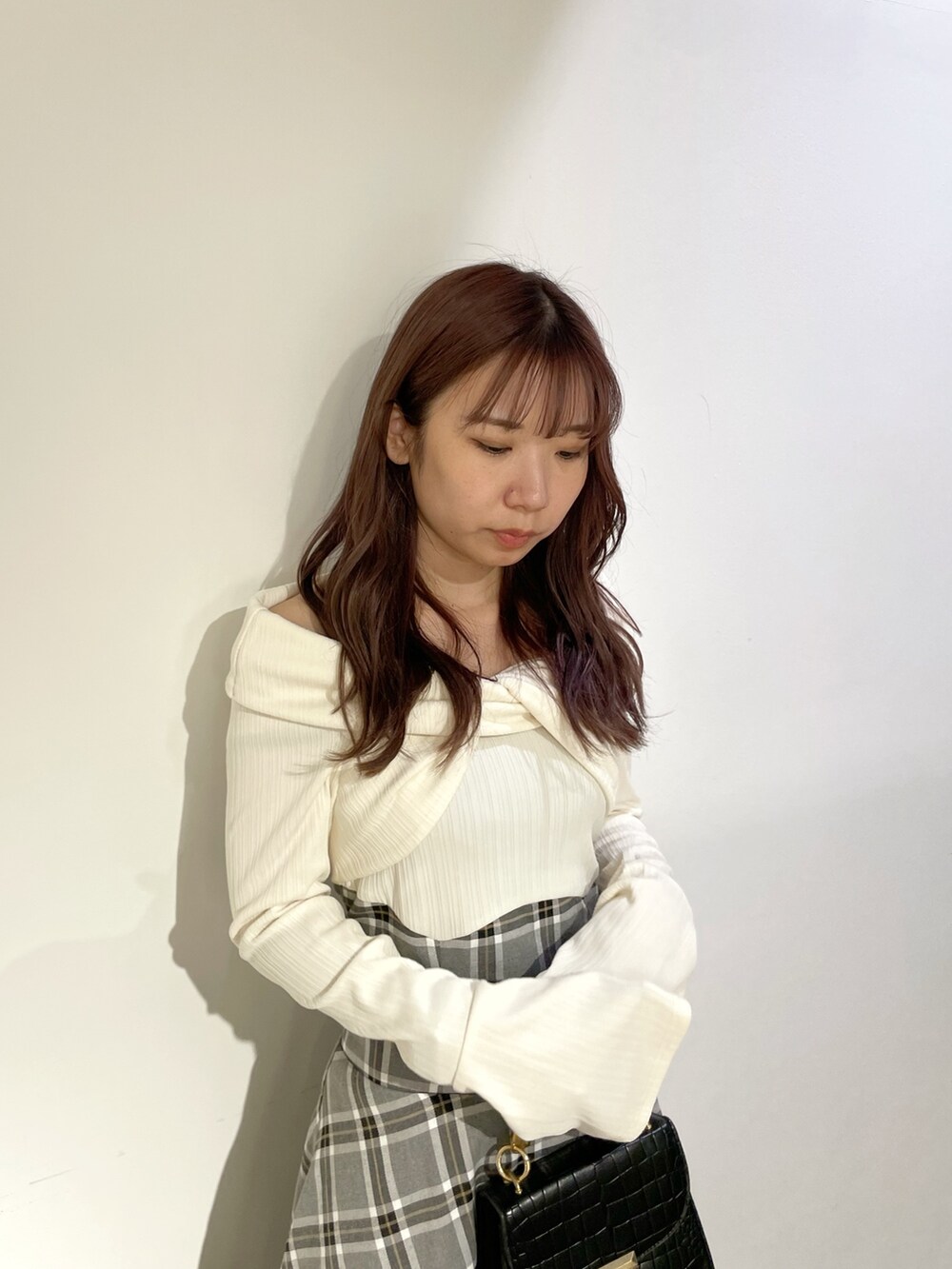 ホワイト系のワンピース、ブラック系のパンプスを着用したレディースの秋コーディネートの5枚目の写真