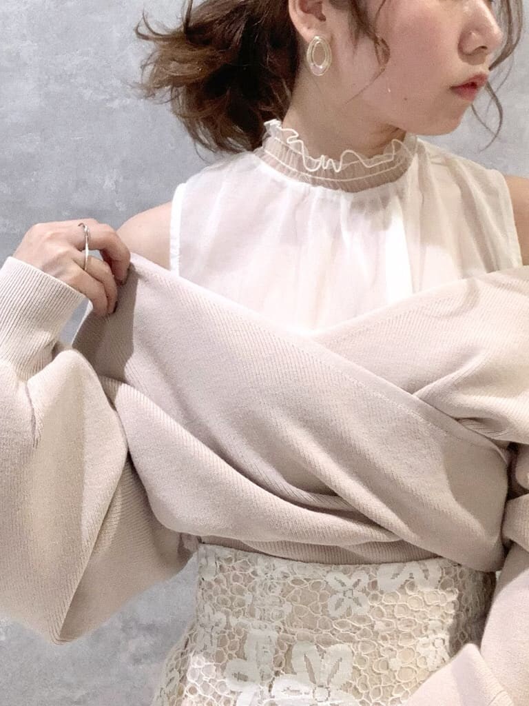 ホワイト系のスカート、ホワイト系のパンプス、ホワイト系のショルダーバッグを着用したレディースの春コーディネートの5枚目の写真