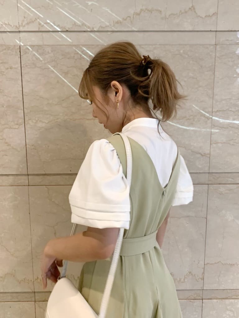 グリーン系のワンピース、ブラウン系のサンダル、ホワイト系のショルダーバッグを着用したレディースの春コーディネートの7枚目の写真