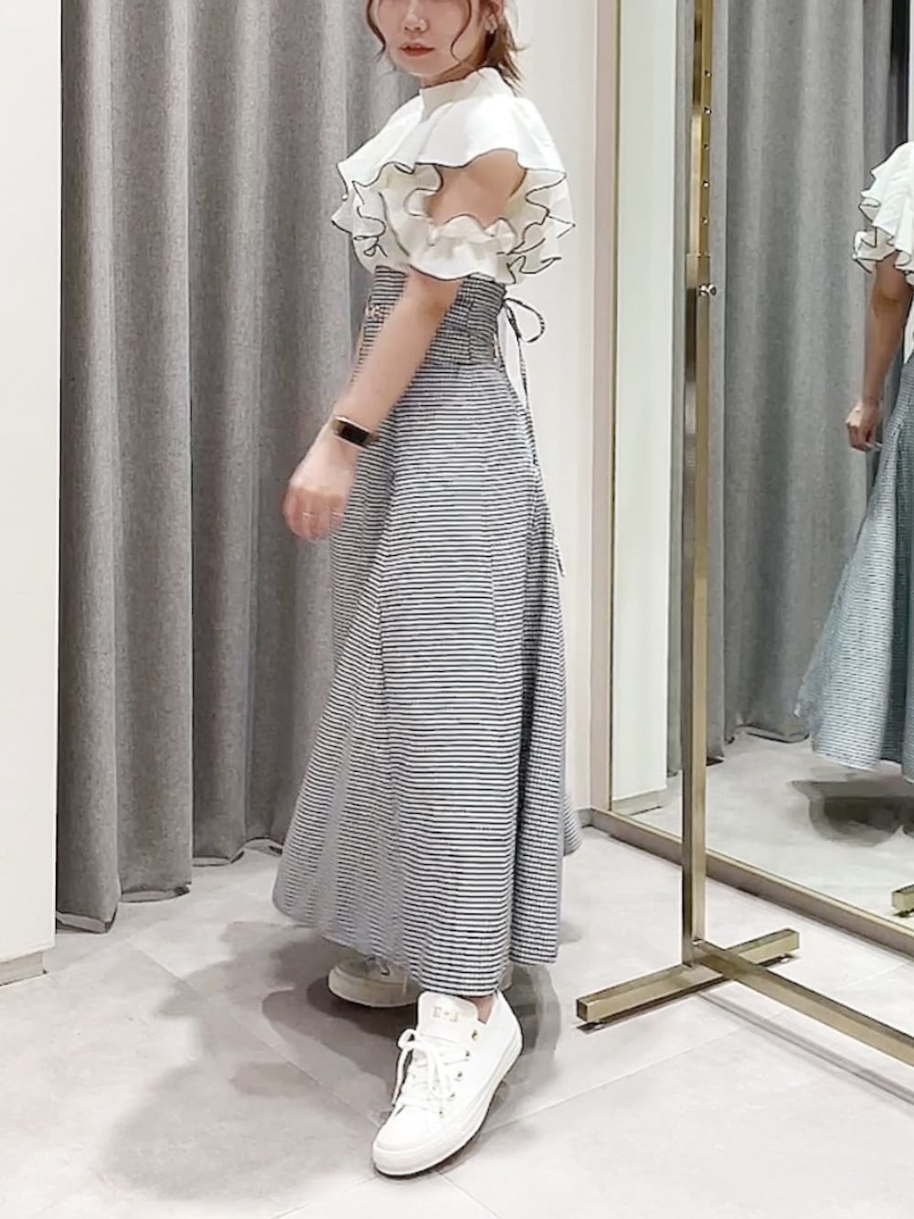 ホワイト系のTシャツ/カットソー、ブラック系のスカートを着用したレディースの春コーディネートの4枚目の写真