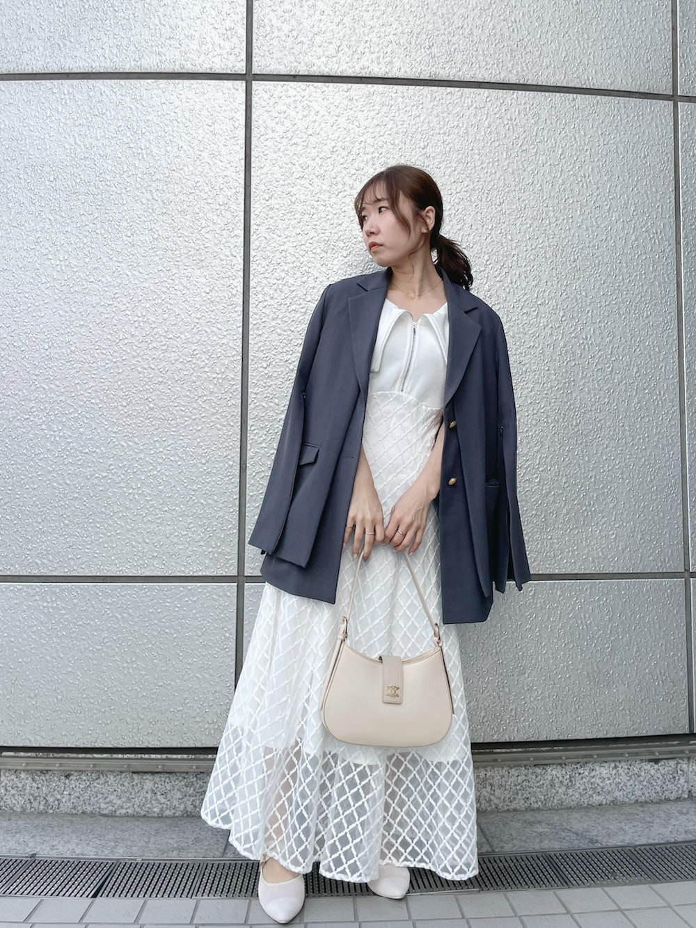 ホワイト系のパンプス、ホワイト系のワンピース、グレー系のテーラードジャケットを着用したレディースの春コーディネートの7枚目の写真