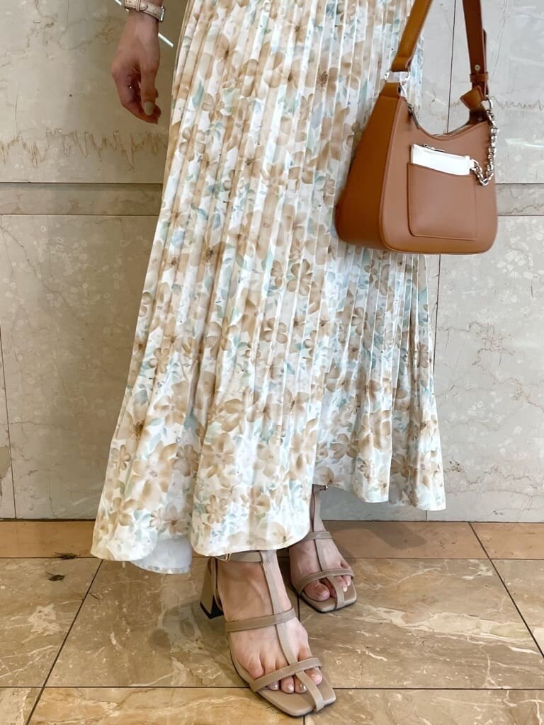ブラウン系のハンドバッグ、ベージュ系のサンダル、オレンジ系のワンピースを着用したレディースの夏コーディネートの6枚目の写真