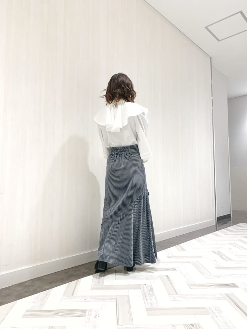 ホワイト系のシャツ/ブラウス、ブルー系のスカートを着用したレディースの秋コーディネートの4枚目の写真