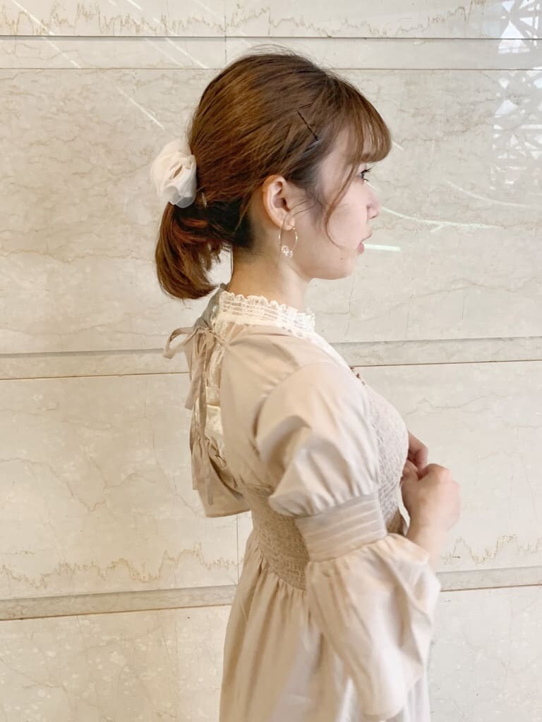 ベージュ系のワンピース、ホワイト系のシャツ/ブラウス、その他のサンダルを着用したレディースの夏コーディネートの5枚目の写真