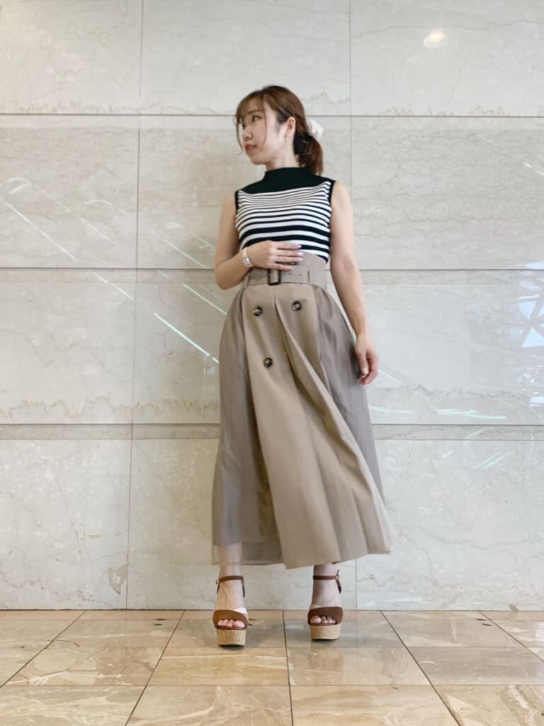 その他のサンダル、ベージュ系のスカート、その他のニット/セーターを着用したレディースの夏コーディネートの4枚目の写真