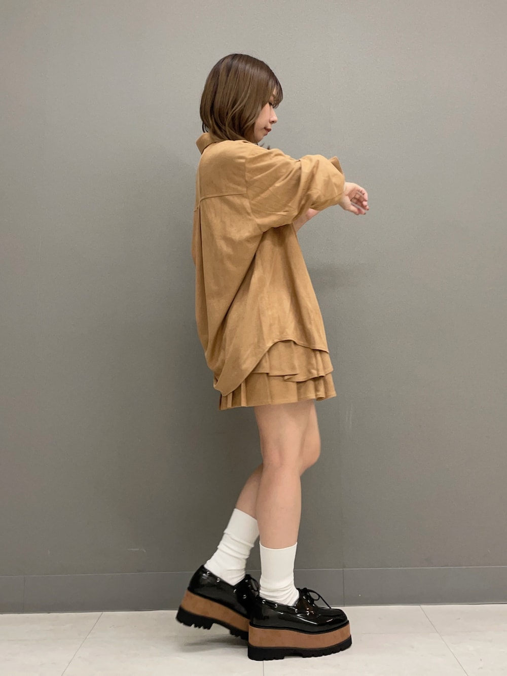 イエロー系のシャツ/ブラウス、イエロー系のスカート、その他のローファーを着用したレディースの夏コーディネートの3枚目の写真