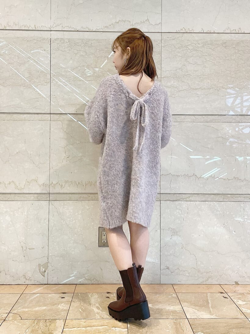 ホワイト系のキャミソール、ピンク系のニット/セーター、ブラウン系のブーツを着用したレディースの秋コーディネートの3枚目の写真