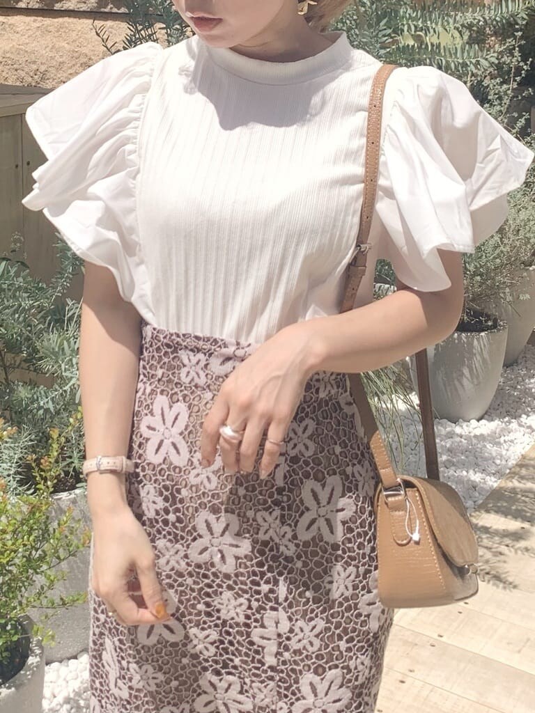 ブラウン系のスカート、ブラウン系のサンダル、ブラウン系のショルダーバッグを着用したレディースの春コーディネートの3枚目の写真