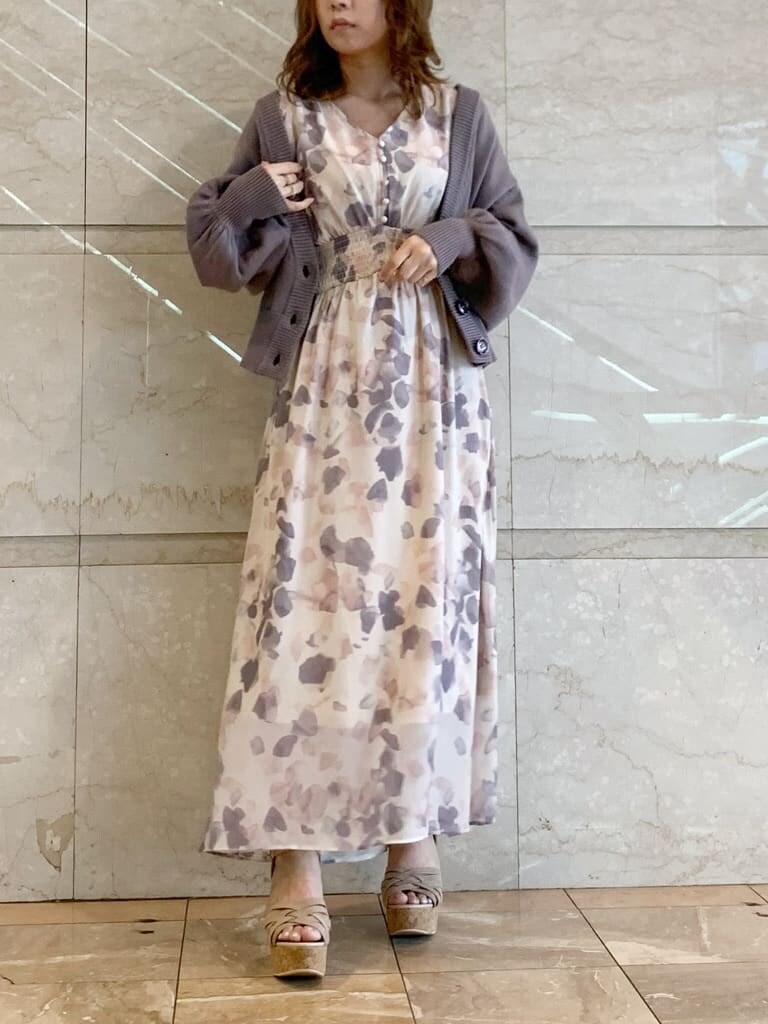 ピンク系のワンピース、ベージュ系のカーディガン/ボレロ、ベージュ系のサンダルを着用したレディースの春コーディネートの4枚目の写真