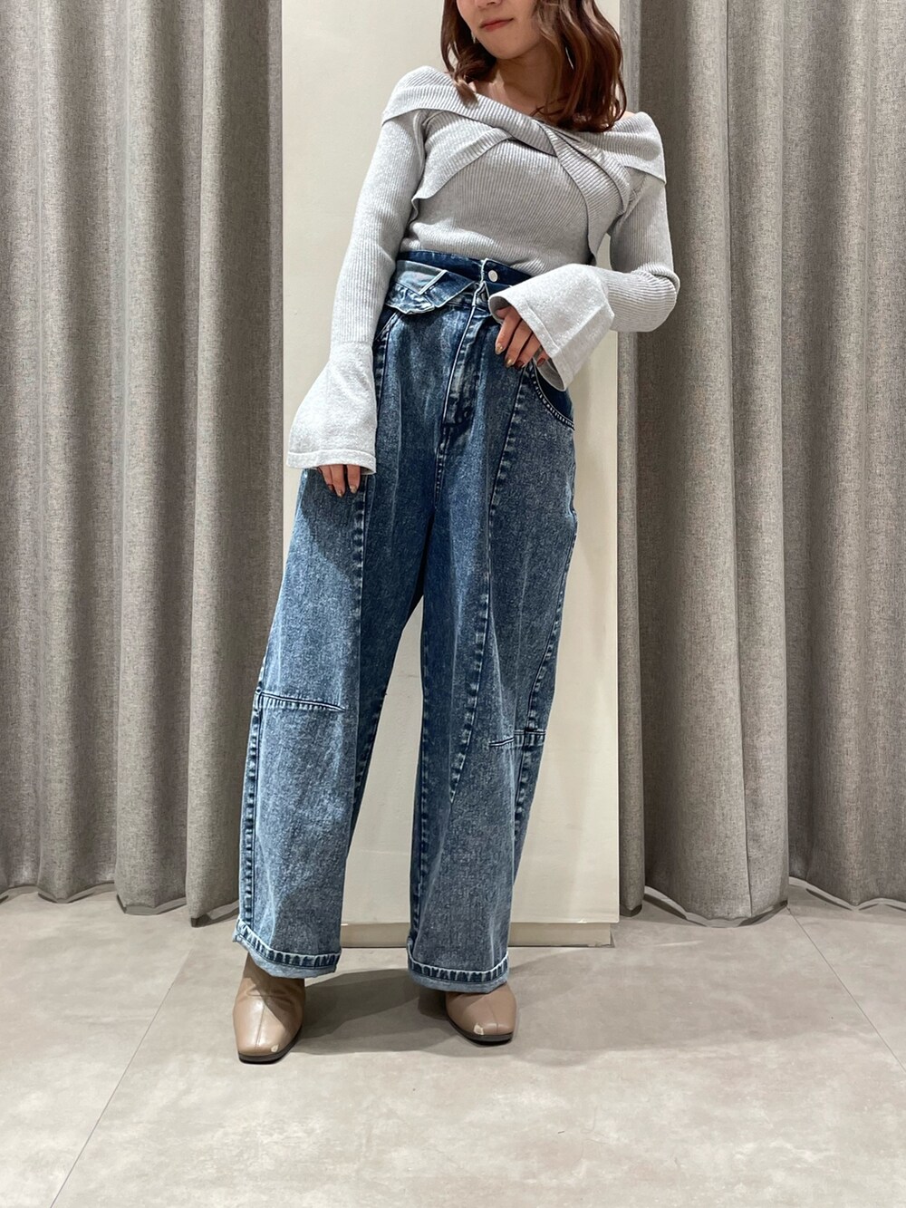 その他のデニムパンツ、シルバー系のニット/セーター、ベージュ系のブーツを着用したレディースの冬コーディネートの4枚目の写真