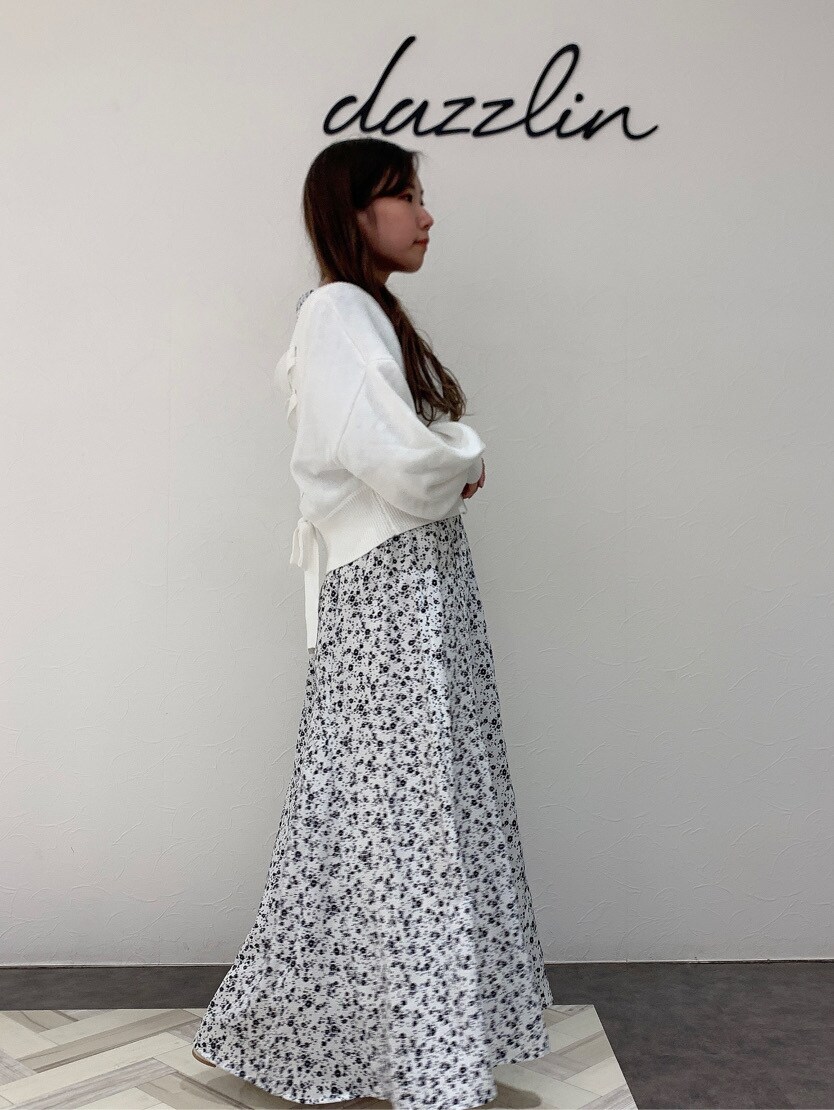 ホワイト系のカーディガン/ボレロ、ホワイト系のワンピースを着用したレディースの春コーディネートの3枚目の写真