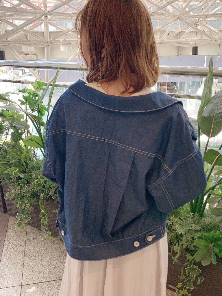 ブルー系のシャツ/ブラウス、グレー系のワンピース、その他のサンダルを着用したレディースの春コーディネートの4枚目の写真