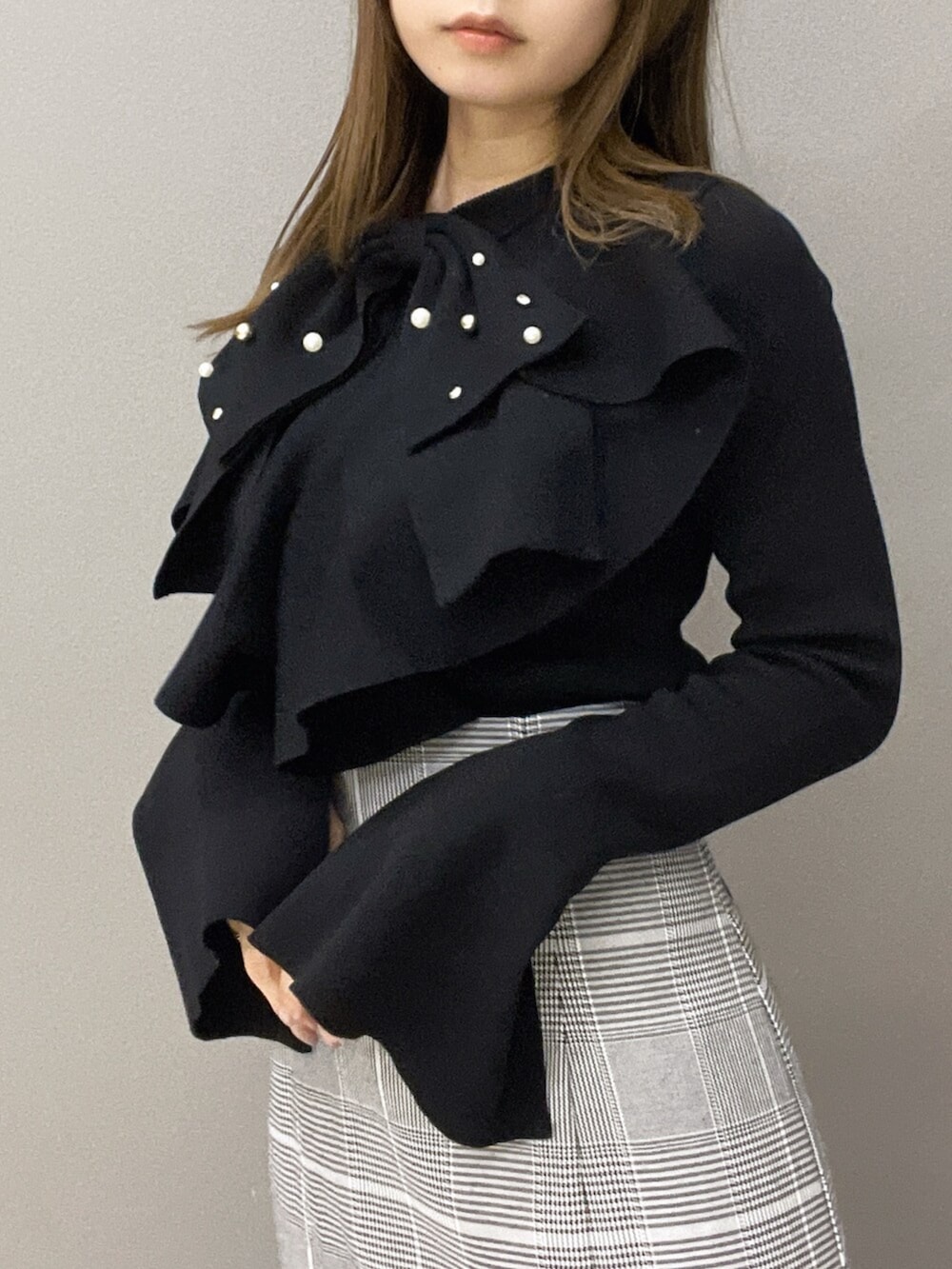 ホワイト系のブーツ、ブラック系のニット/セーター、その他のスカートを着用したレディースの秋コーディネートの8枚目の写真