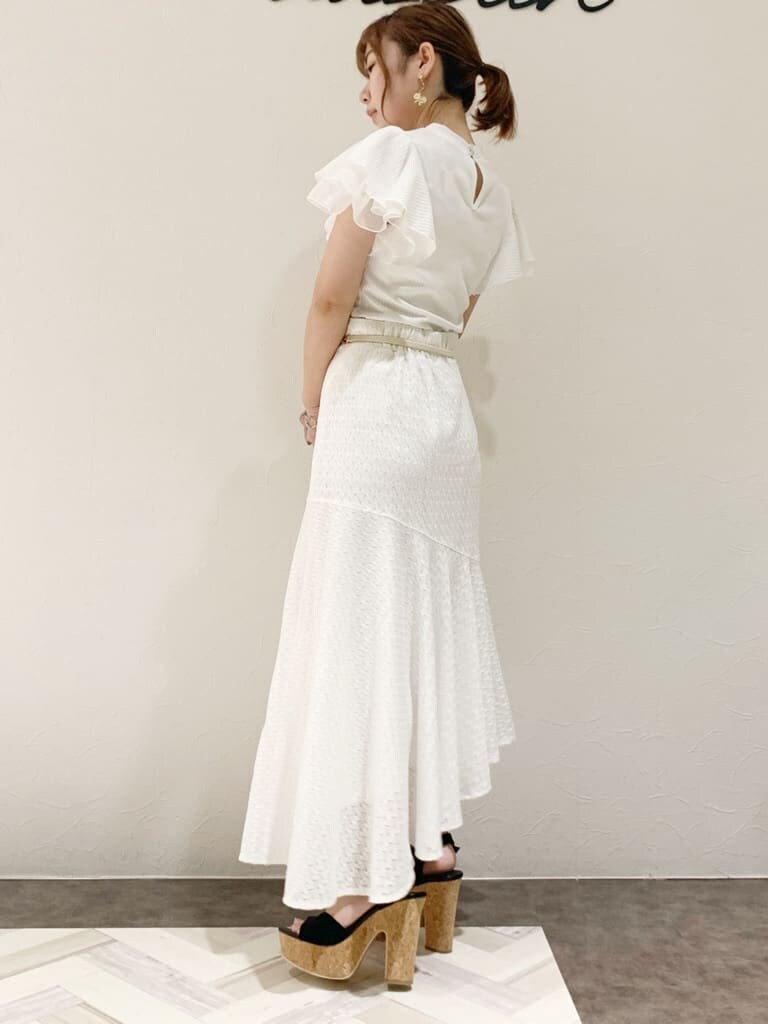 その他のサンダル、ブラック系のハンドバッグ、ホワイト系のTシャツ/カットソーを着用したレディースの夏コーディネートの5枚目の写真