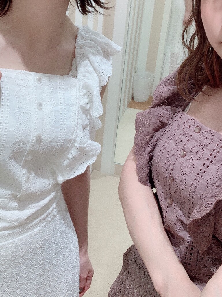 ベージュ系のサンダル、ホワイト系のシャツ/ブラウス、ベージュ系のシャツ/ブラウスを着用したレディースの夏コーディネートの4枚目の写真