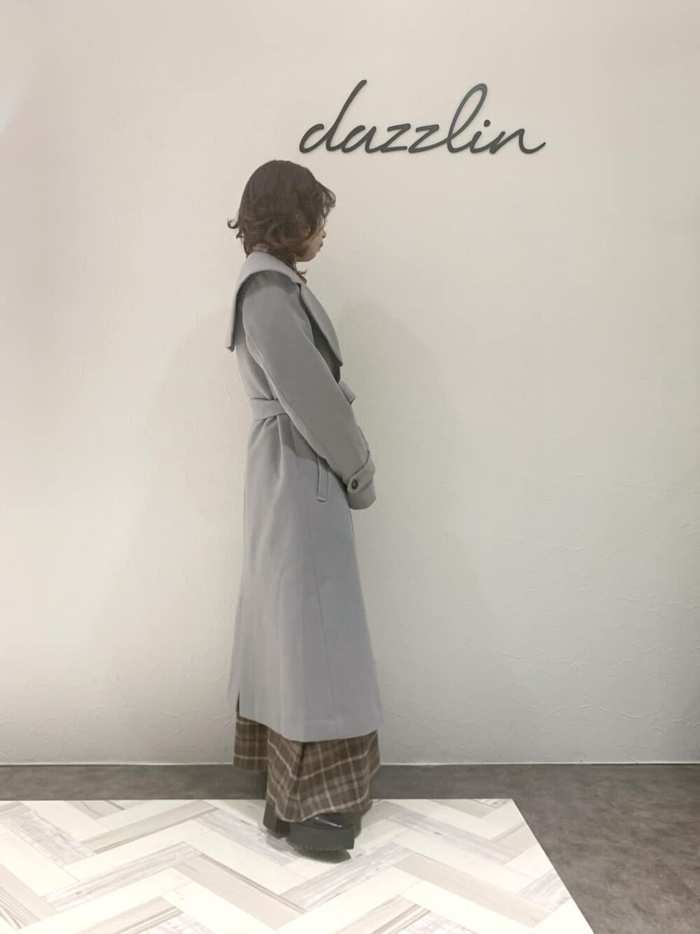 ブルー系のチェスターコート、ブラック系のブーツ、その他のワンピースを着用したレディースの秋コーディネートの8枚目の写真