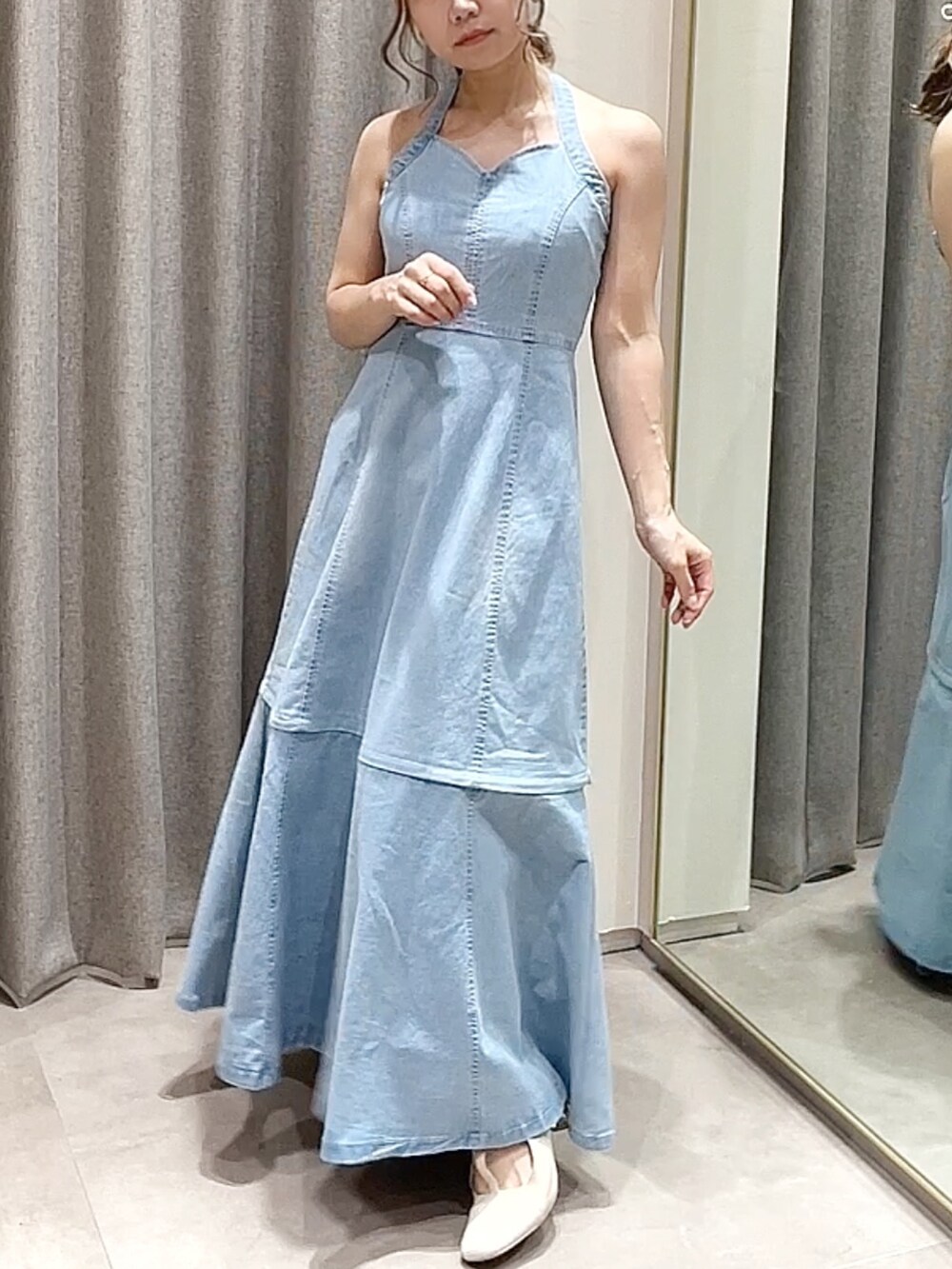 ブルー系のカーディガン/ボレロ、ブルー系のワンピース、ホワイト系のパンプスを着用したレディースの春コーディネートの3枚目の写真