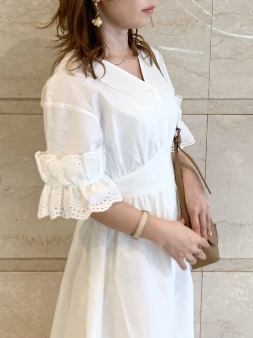 ホワイト系のワンピース、ブラウン系のショルダーバッグを着用したレディースの春コーディネートの6枚目の写真