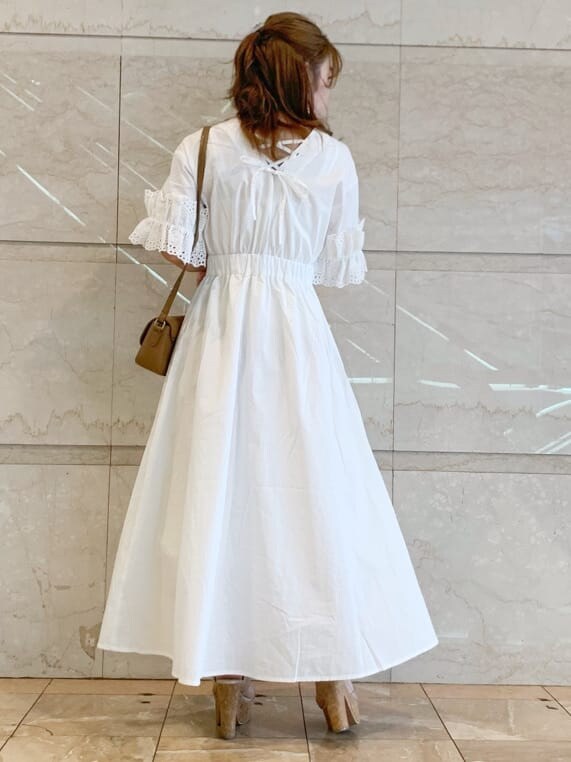 ホワイト系のワンピース、ブラウン系のショルダーバッグを着用したレディースの春コーディネートの4枚目の写真