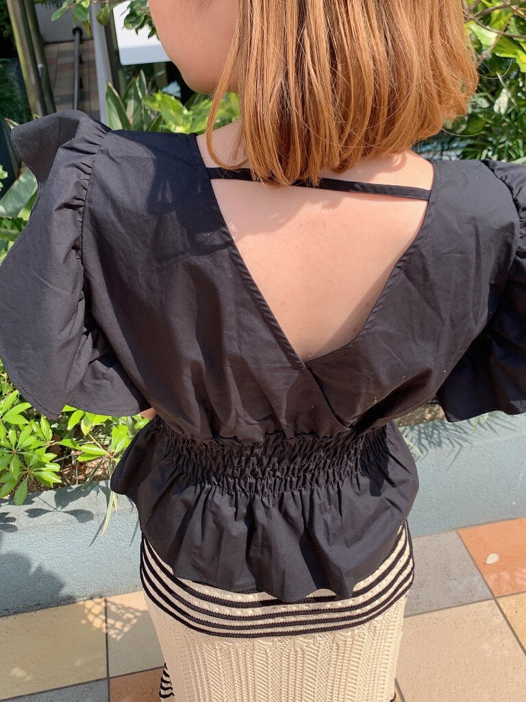 ブラック系のサンダル、ブラック系のシャツ/ブラウス、イエロー系のショルダーバッグを着用したレディースの春コーディネートの5枚目の写真