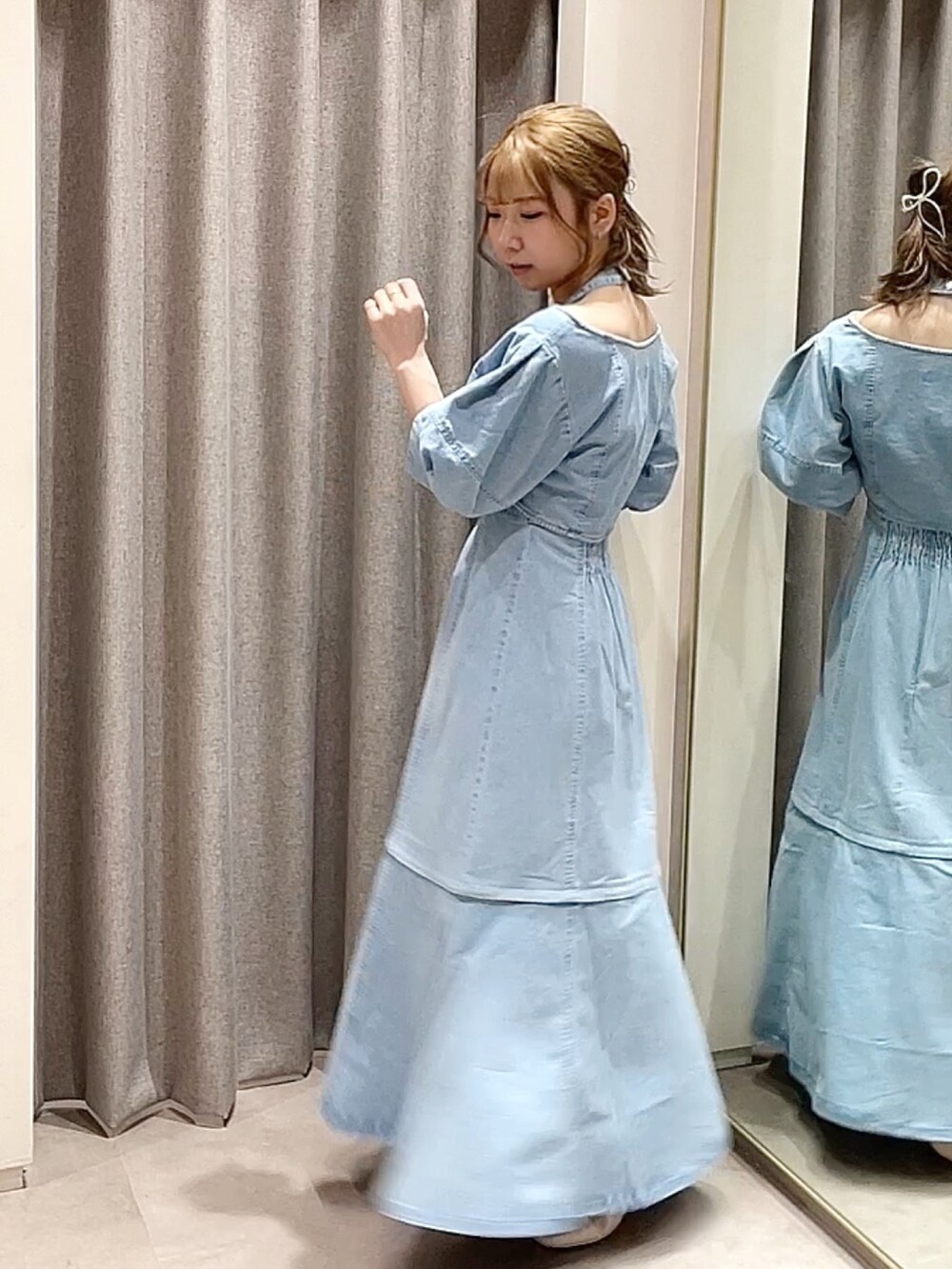 ブルー系のカーディガン/ボレロ、ブルー系のワンピース、ホワイト系のパンプスを着用したレディースの春コーディネートの2枚目の写真