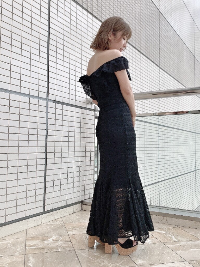 ブラック系のシャツ/ブラウス、ブラック系のサンダル、ブラック系のスカートを着用したレディースの春コーディネートの5枚目の写真