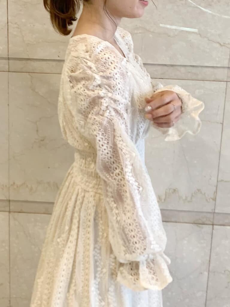 ベージュ系のテーラードジャケット、ホワイト系のワンピース、ホワイト系のパンプスを着用したレディースの冬コーディネートの5枚目の写真