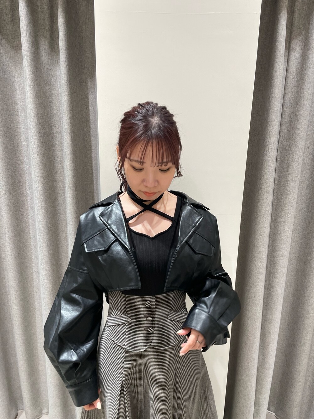 ブラック系のワンピース、ブラック系のパンプス、ブラック系のライダースジャケットを着用したレディースの秋コーディネートの5枚目の写真