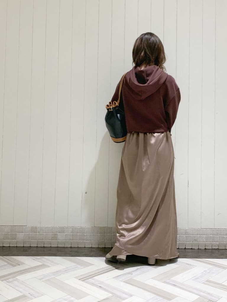 ベージュ系のワンピース、ブラック系のバックパック/リュック、ベージュ系のブーツを着用したレディースの秋コーディネートの4枚目の写真