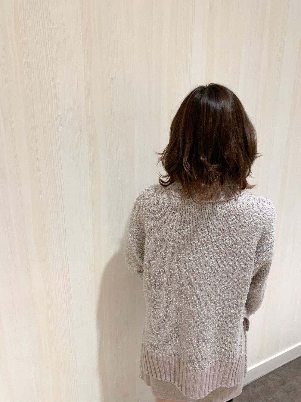 ベージュ系のブーツ、ピンク系のスカート、ピンク系のニット/セーターを着用したレディースの秋コーディネートの6枚目の写真