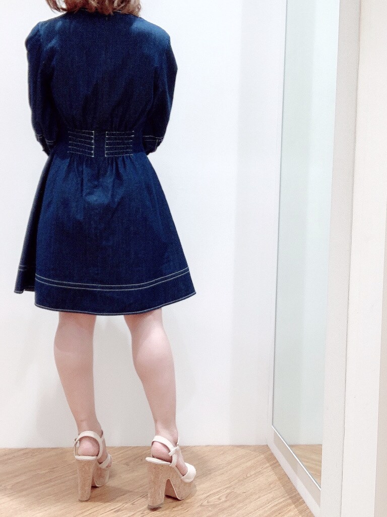 ベージュ系のサンダル、ブルー系のワンピース、ブラウン系のベルトを着用したレディースの春コーディネートの4枚目の写真