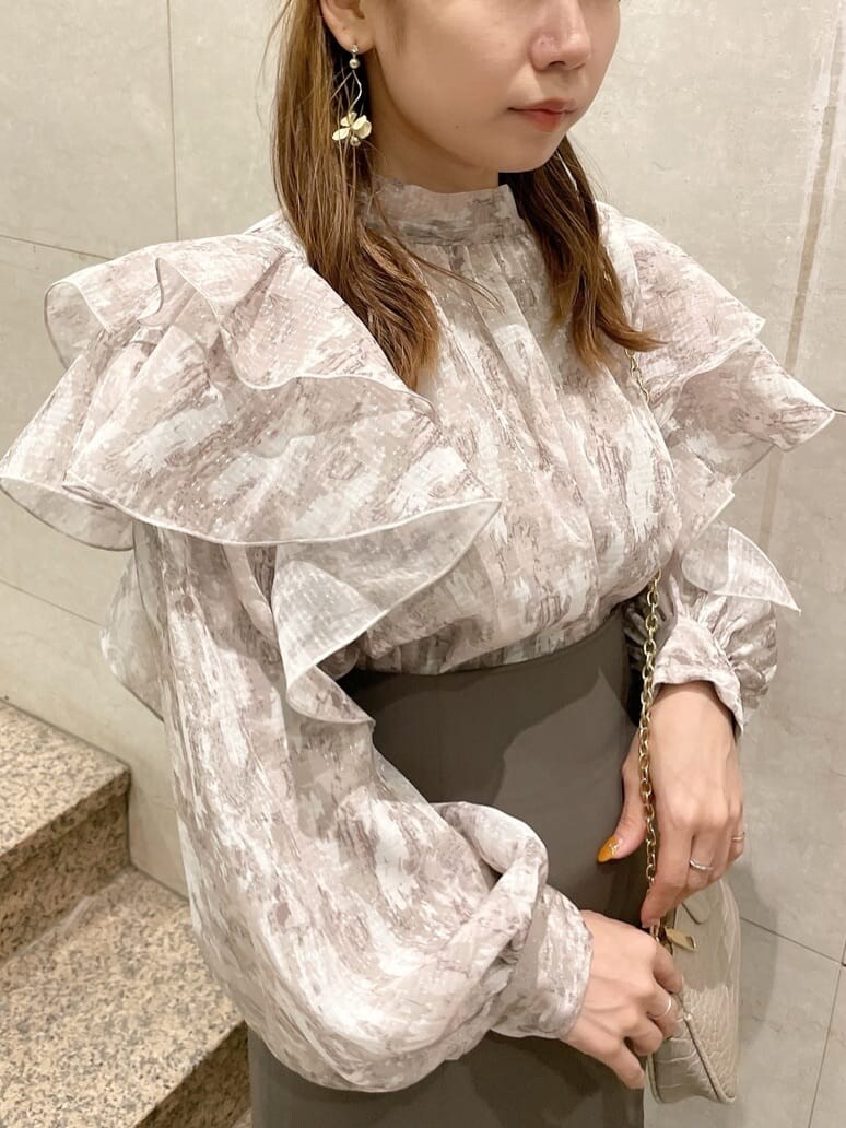 ブラック系のブーツ、ベージュ系のスカート、ベージュ系のシャツ/ブラウスを着用したレディースの秋コーディネートの5枚目の写真