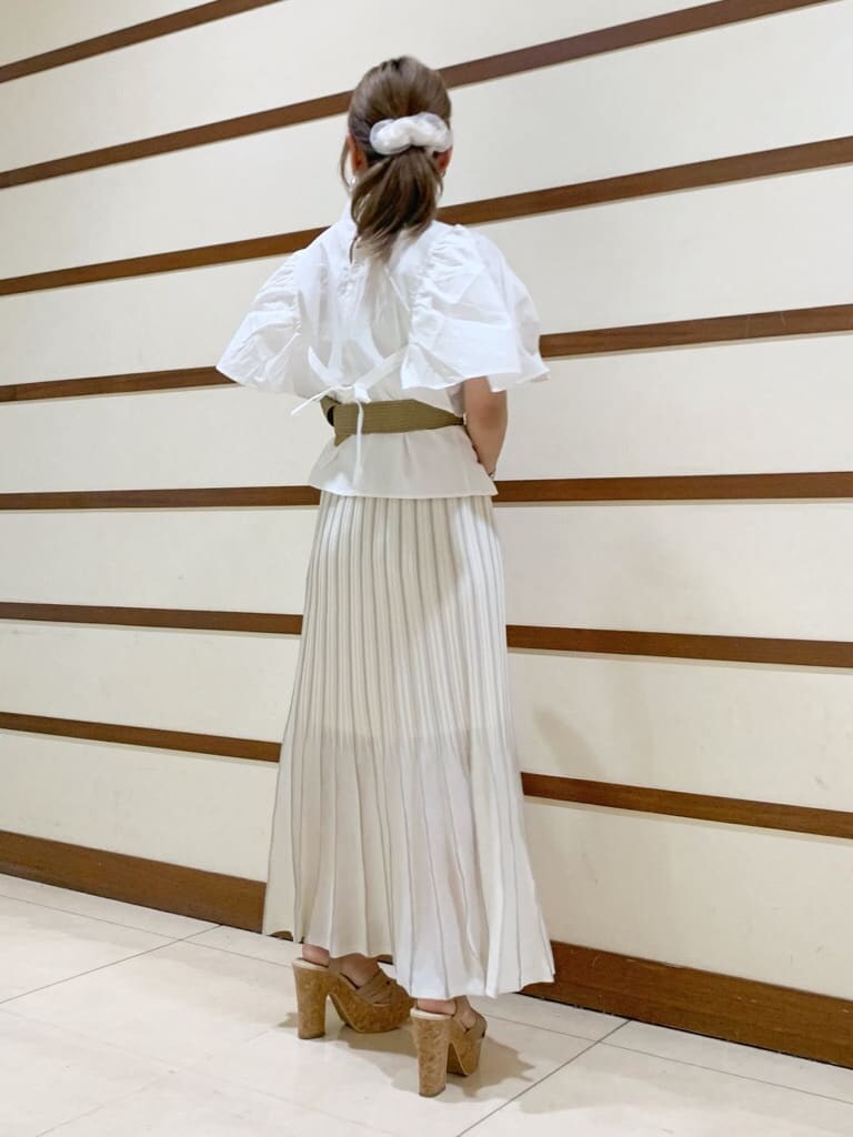 ホワイト系のシャツ/ブラウス、ホワイト系のスカート、ホワイト系のハンドバッグを着用したレディースの春コーディネートの2枚目の写真