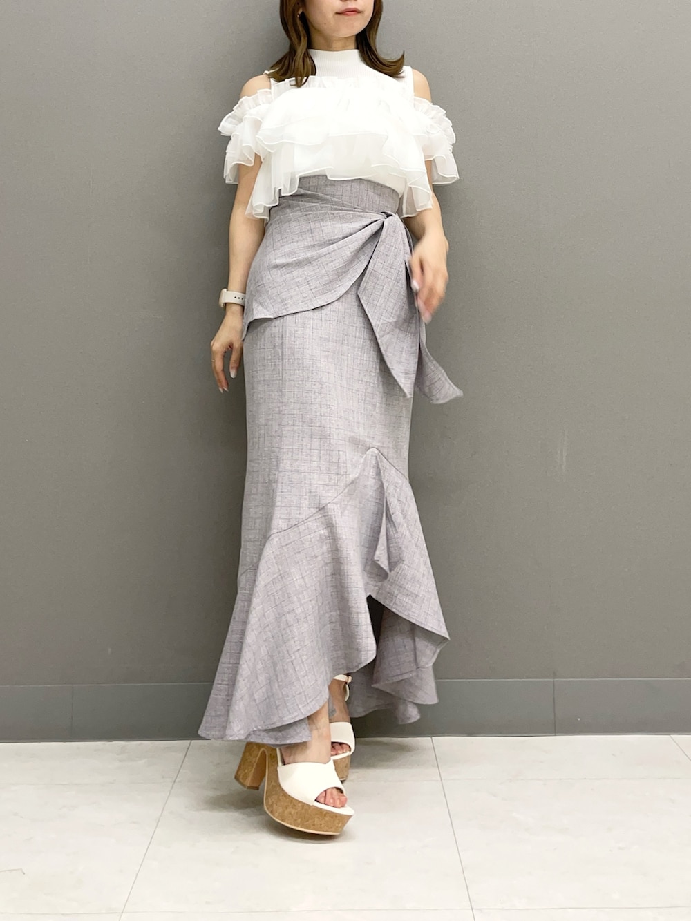 ホワイト系のTシャツ/カットソー、グレー系のスカート、ホワイト系のサンダルを着用したレディースの夏コーディネートの7枚目の写真