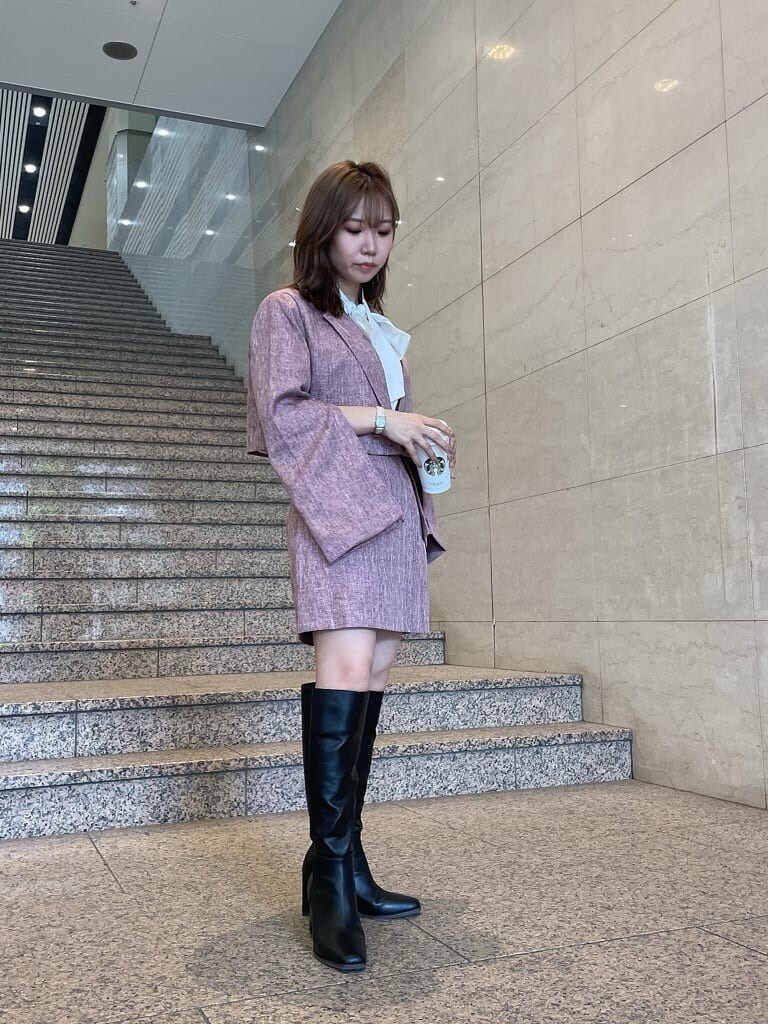 ホワイト系のシャツ/ブラウス、レッド系のその他アウター、レッド系のスカートを着用したレディースの夏コーディネートの4枚目の写真